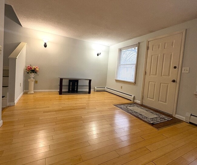 Spacious 3 Bedroom, 2 Bath Townhouse with In-Unit Laundry in Lowell, MA - Spacious 3 Bedroom, 2 Bath Townhouse with In-Unit Laundry in Lowell, MA