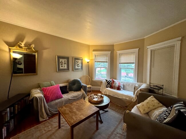 Building Photo - 195 College Ave