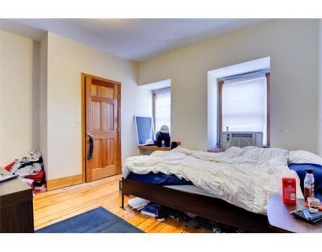 Building Photo - Mission Hill 5bed 2.5 bath available 9/1