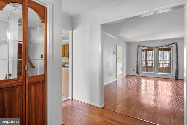 Photo - Serene Lake Ridge Retreat: Spacious Living and Natural Beauty Apartment
