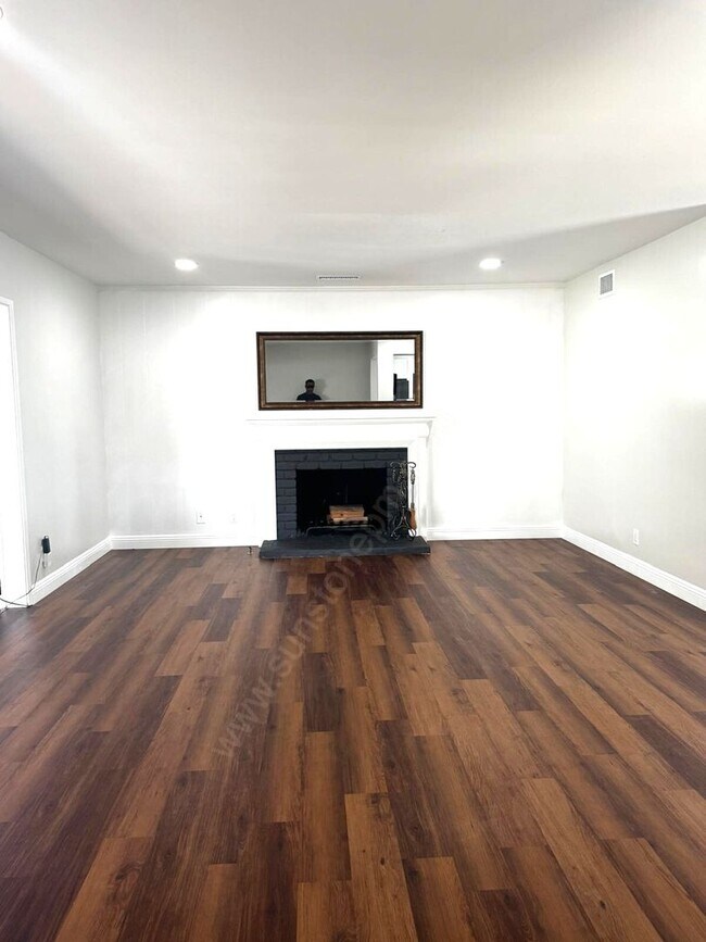 Foto del edificio - Stunning 3 Bedroom, 2 Bathroom Home on a L...