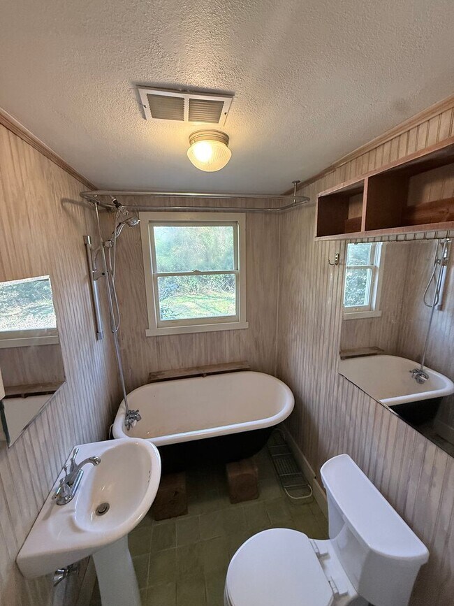 Foto del edificio - 2 Bedroom / 1 Bath – Available Now West Athens