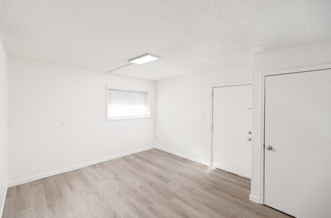 Sala de estar con armario de entrada - Stonewood Apartments