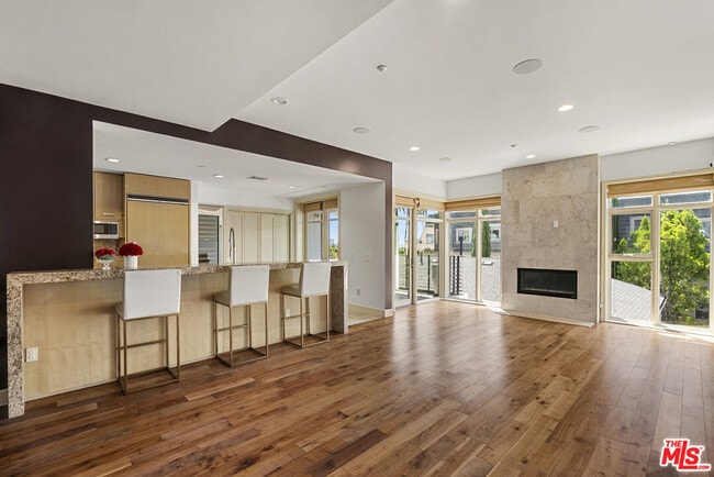Foto del edificio - 447 N Doheny Dr