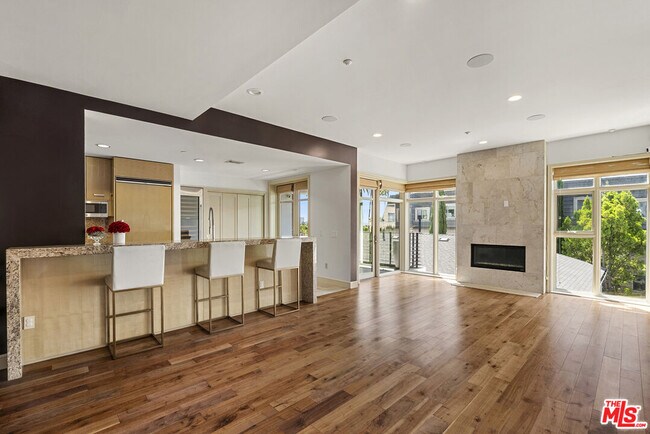 Building Photo - 447 N Doheny Dr
