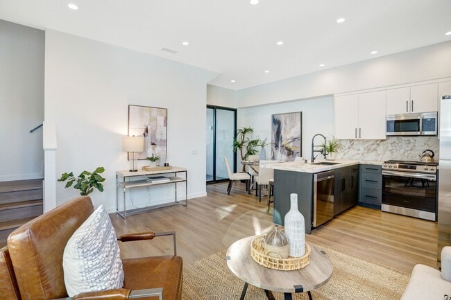 Foto del edificio - COASTAL LIVING AWAITS IN PACIFIC BEACH! 3 Bed | 2 Bath | $5,995 / mo