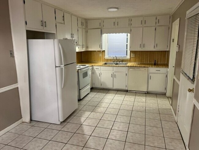Building Photo - 2090 Moon Dr SW