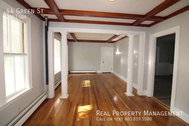 Building Photo - Spacious Recently Updated 2 Bedroom 1 Bath...