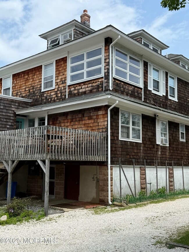 Building Photo - 632 Main Ave