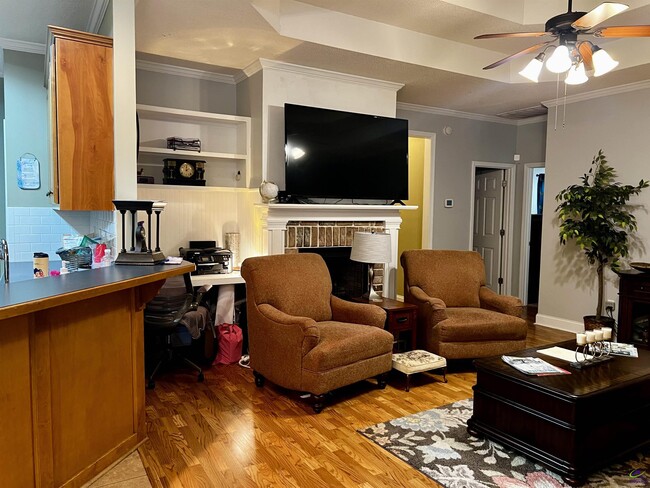 Building Photo - 123 Montrose Ln