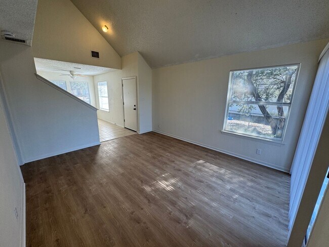 Foto del edificio - 2305 Lazy Ridge Dr