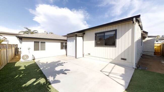 Foto del edificio - Newly Renovated (2022)! 7BD/3BA (Lease out...