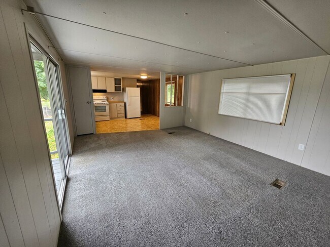 Building Photo - Charming 3BR/1BA in Eagle Creek – W/D, Yar...