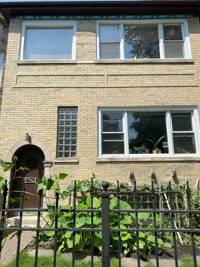 Front entrance with garden - 1330 W Winona St