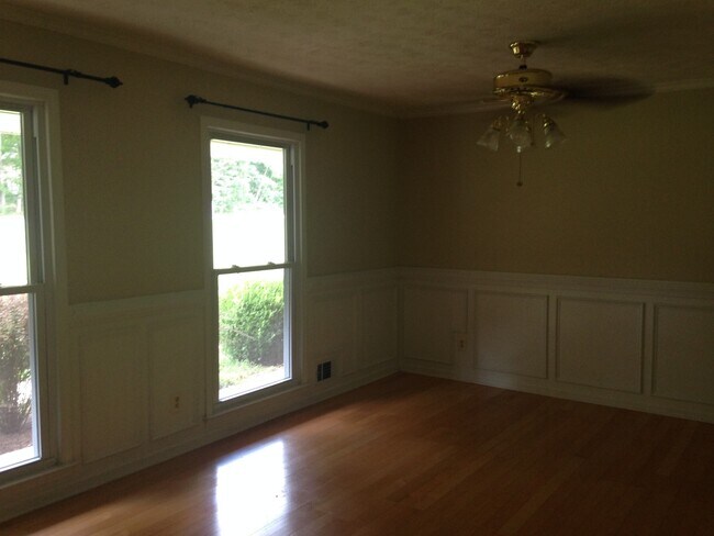 Foto del edificio - **ASK HOW YOU CAN MOVE IN WITH NO SEC. DEP.**105 Timberlane Trl: 3BD, 2BA brick ranch on level lo...