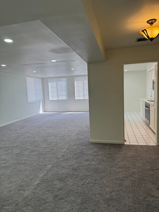 Foto del edificio - 5050 Coldwater Canyon Ave