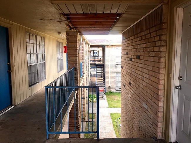 Foto del edificio - 9203-9211 Bellaire Blvd