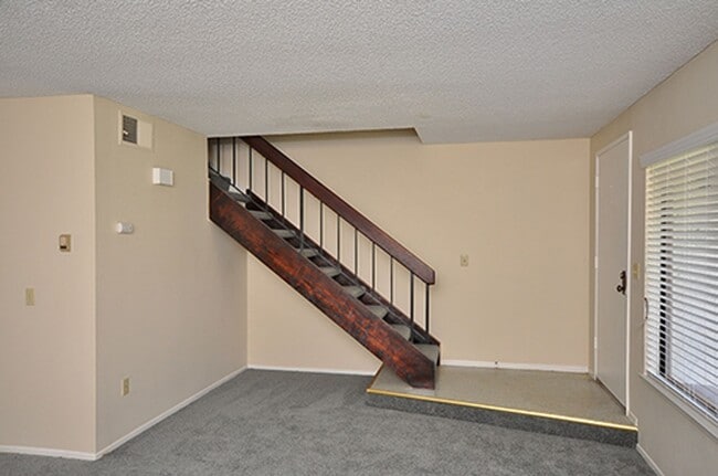 Foto del edificio - Bright Two-Story 3BR Condo with Spacious F...