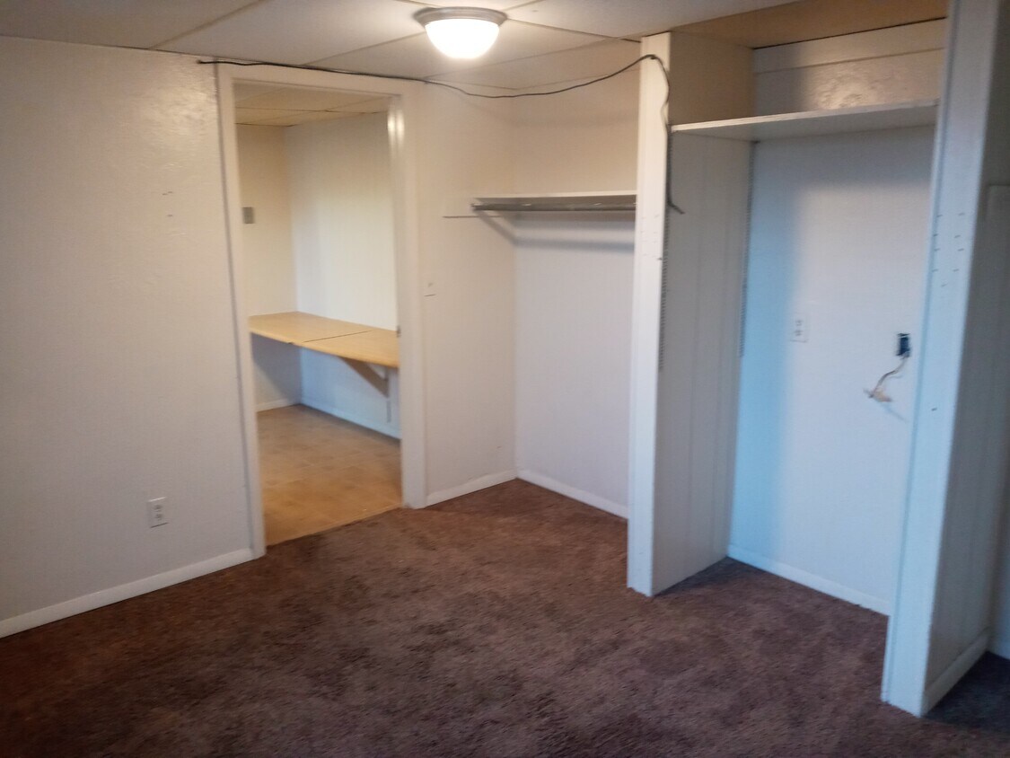 Building Photo - 340 S Wagon Wheel Dr