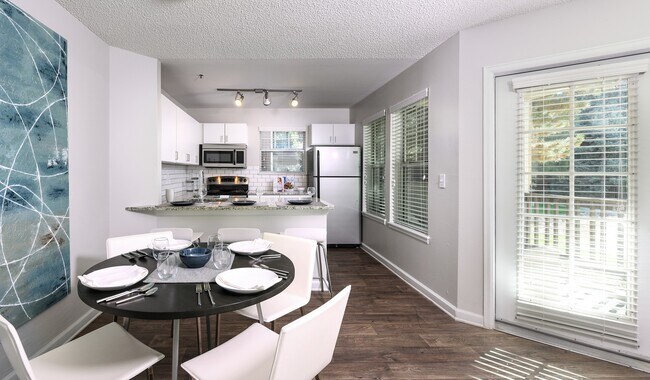 Cada apartamento tiene su propio patio o balcón privado. - Verdant