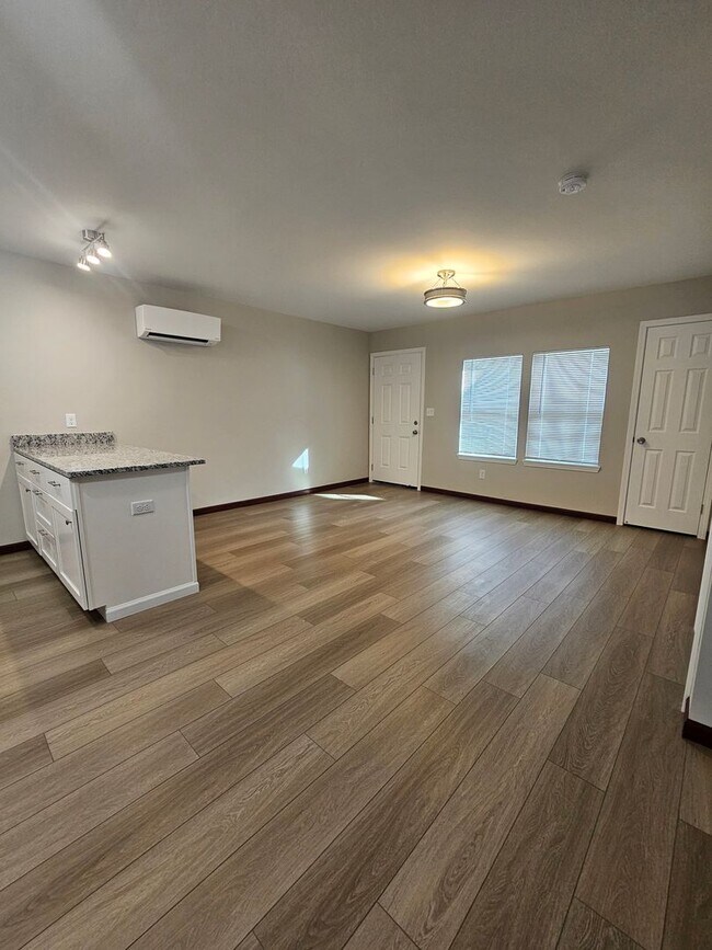 Foto del edificio - (1) Bed/(1) Bath Newly Remodeled Avail Mid-July! Direct Access off Alameda.