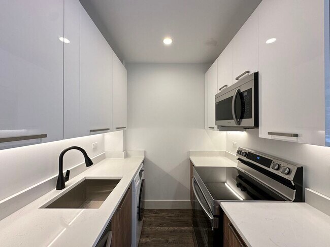 Building Photo - 941 W Carmen Ave