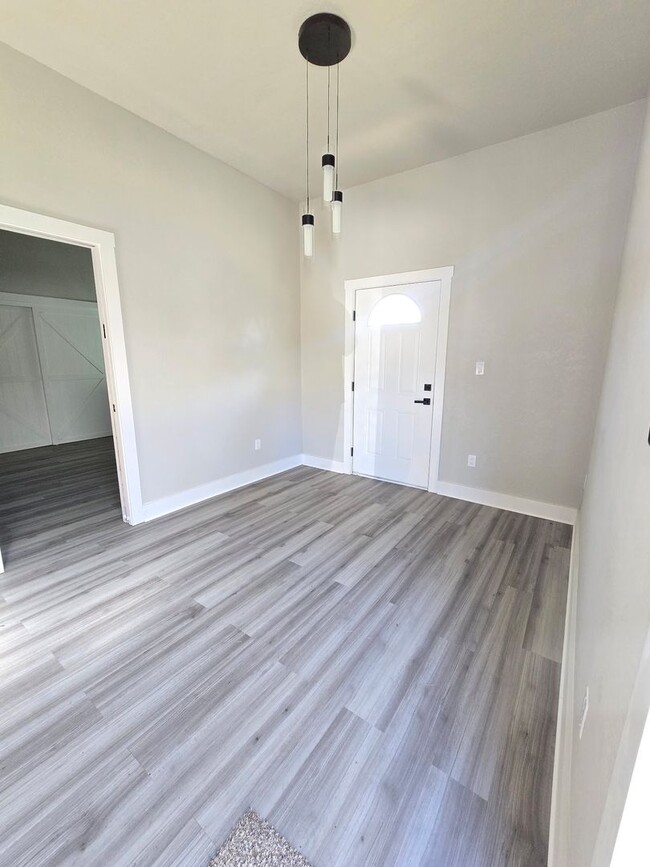 Building Photo - 2162 Airport Rd