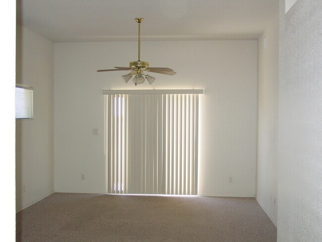 Foto del edificio - 2BR/1BA/2GA, 1039 sq.ft. rental in Sierra ...