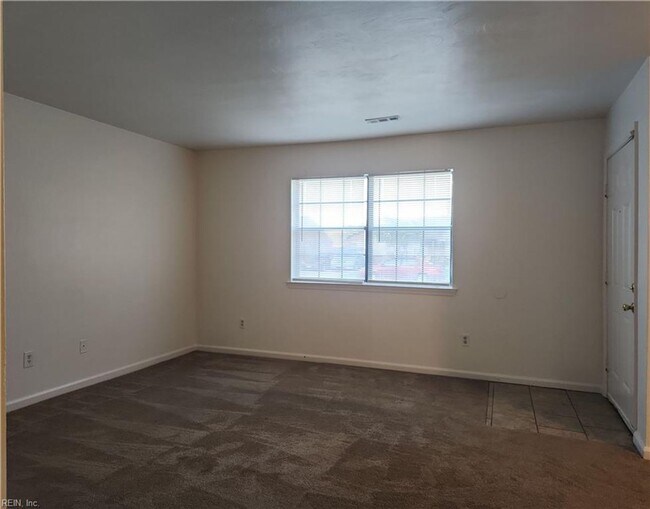 Foto del edificio - 6045 Bradford Dr