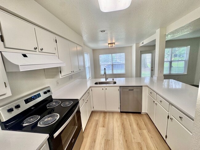 Foto del edificio - 2 WEEKS FREE RENT! Beautifully Remodeled, Easy Living Townhome. Location, Location!