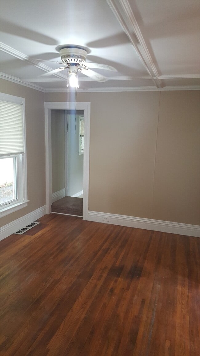 Building Photo - Beautiful 3 bedroom 1 bath home with stora...