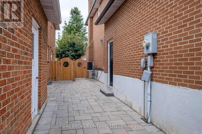 Building Photo - 25 Charnwood Pl