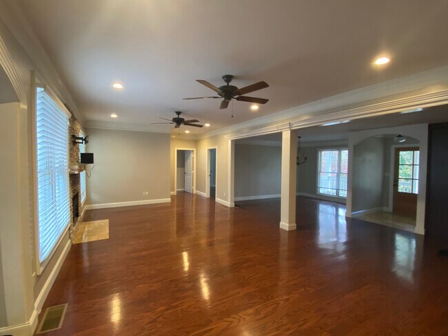 Living room - 5572 Vaughn Rd