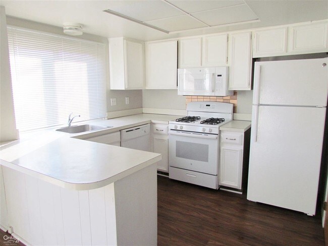 Foto del edificio - 37450 Charter Oaks Blvd