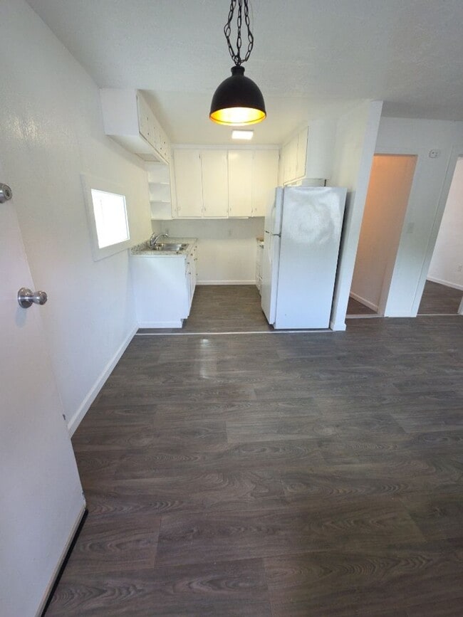 Building Photo - Lakeshore Triplex