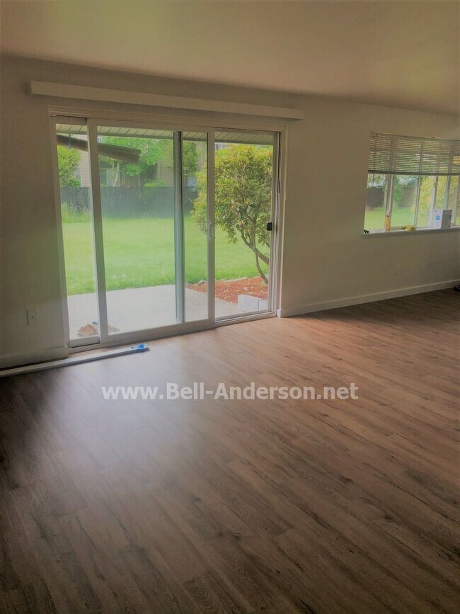 Building Photo - Beautifully Remodeled 2 Bedroom Apartment