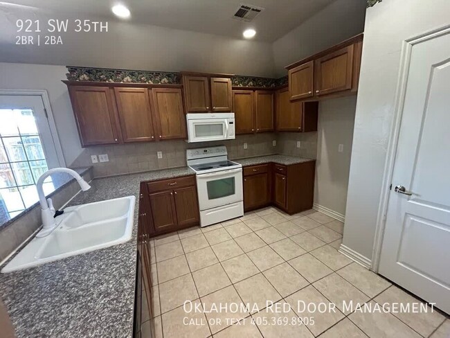 Building Photo - 921 SW 35th-
