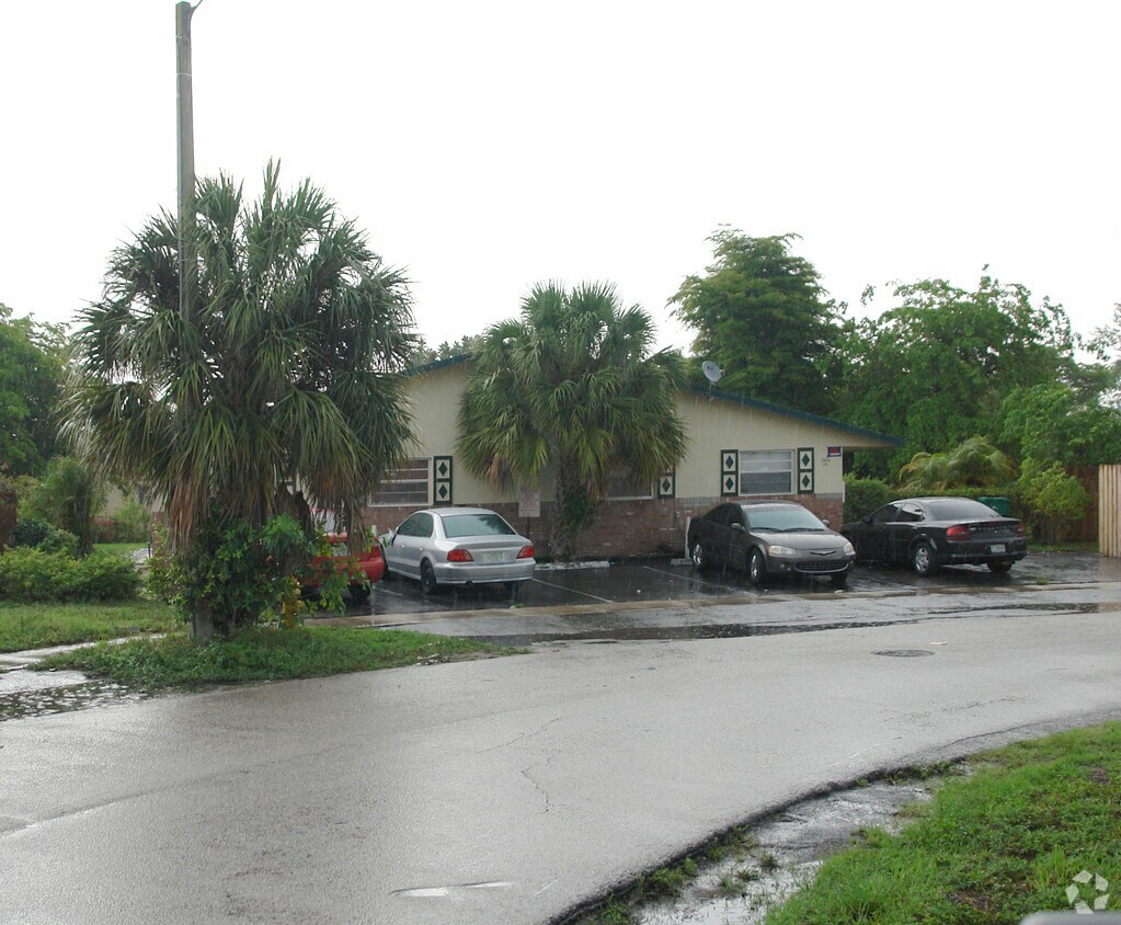 Building Photo - 2232 NW 58th Ter