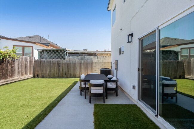 Foto del edificio - Spacious turfed yard!