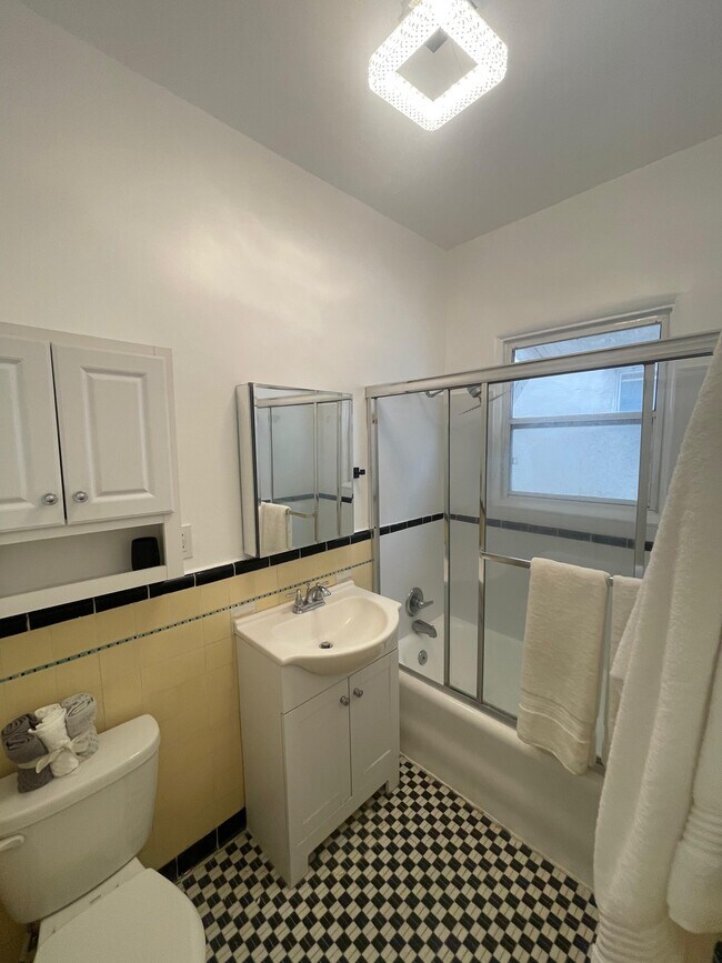 Foto del edificio - 7948 Blackburn Ave