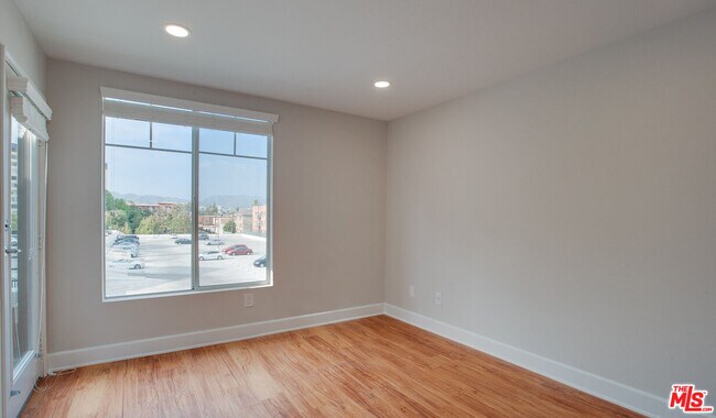 Building Photo - 5553 W 6th St