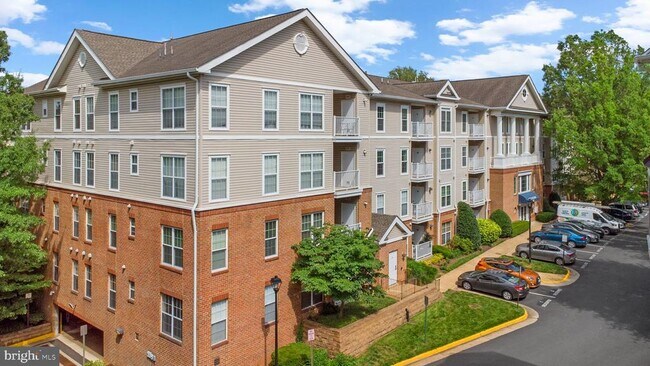 Foto del edificio - 6990 Falls Reach Dr