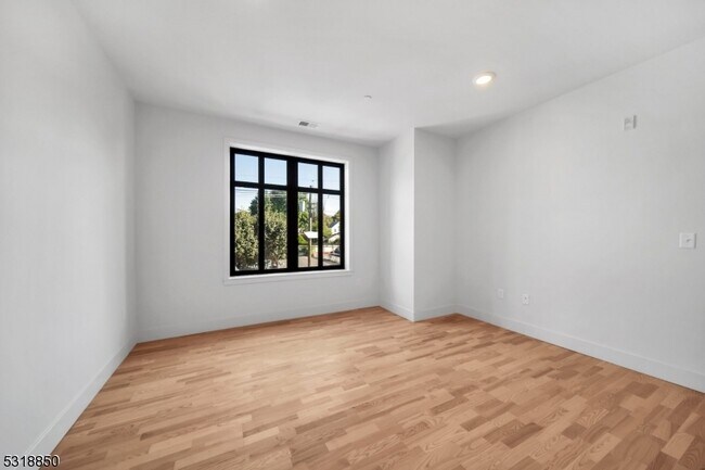Building Photo - 1037 Amboy Ave