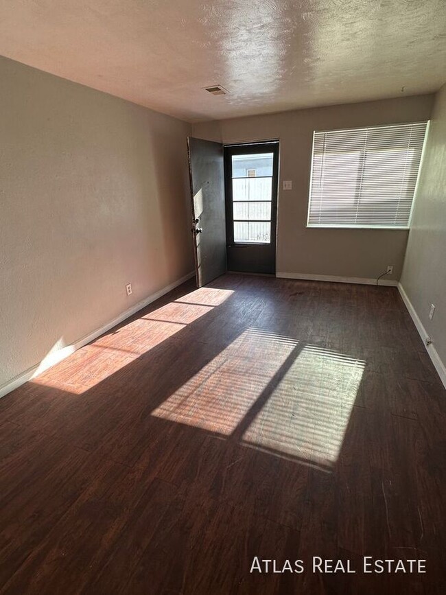 Building Photo - 1 Bed Apartment w/ Private Backyard! - Bac...