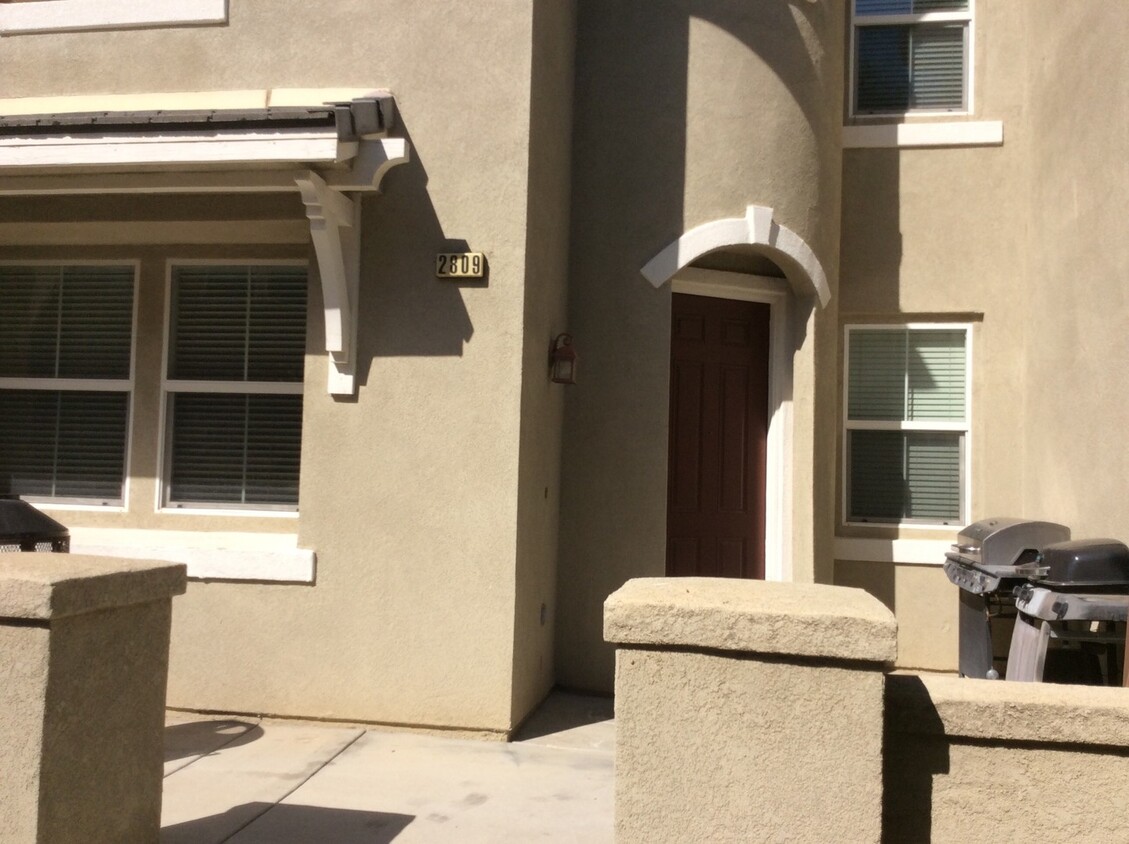 Foto principal - 3 Bedroom 2.5 Bathroom Lake Elsinore Condo!