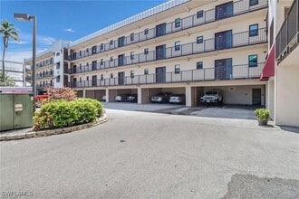 Building Photo - 805 River Point Dr