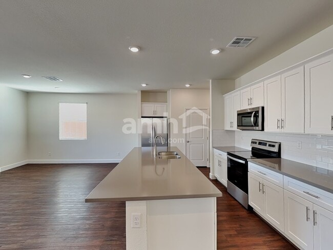 Building Photo - 556 Topiary Pk Ave