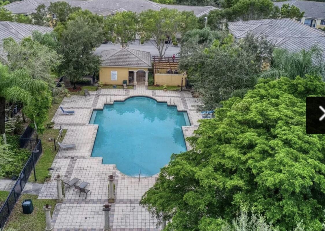 Foto del edificio - 1200 Crestwood Ct S