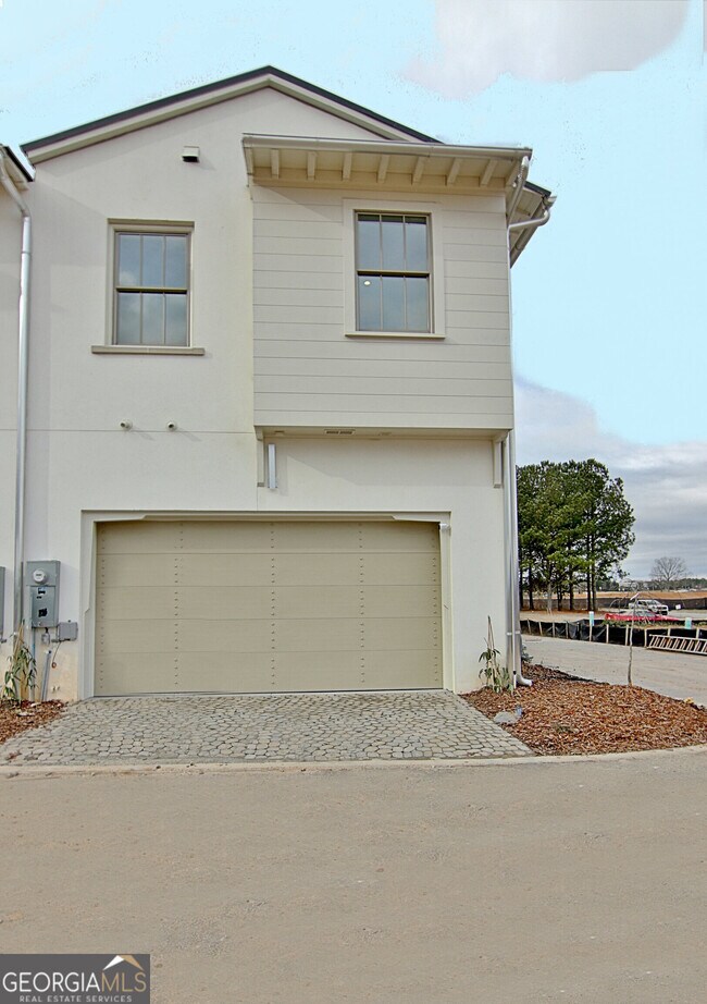Building Photo - 640 Heatherden Ave