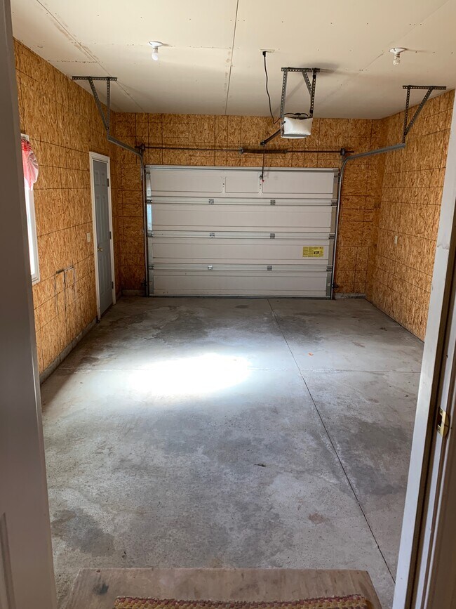 One Car Garage - 409 Broadway St